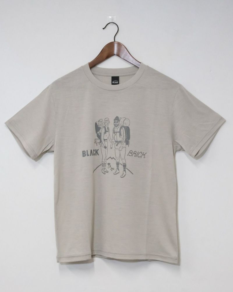 BLACK BRICK / 「Hiker」Print Hybrid Merino Tee｜ブラックブリックの 
