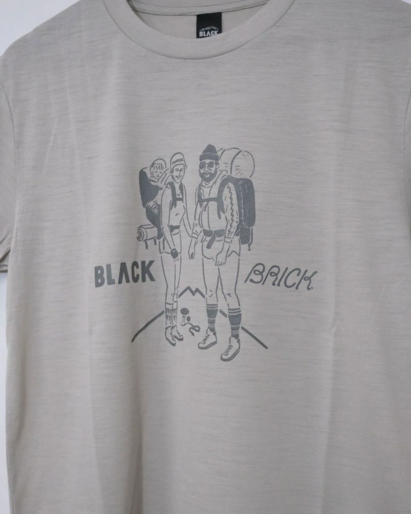 BLACK BRICK / 「Hiker」Print Hybrid Merino Tee｜ブラックブリックの 